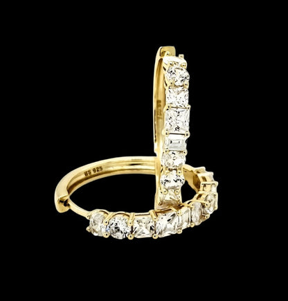 Aretes de diamantes de imitación brillantes con acabado en oro de 14 quilates
